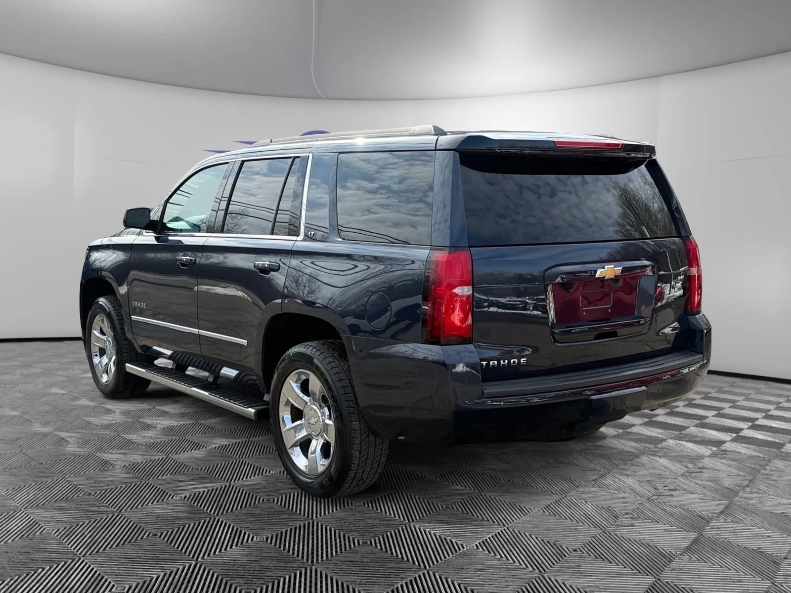 Used 2018 Chevrolet Tahoe LT w/ LT Signature Package AWD/4WD image 3