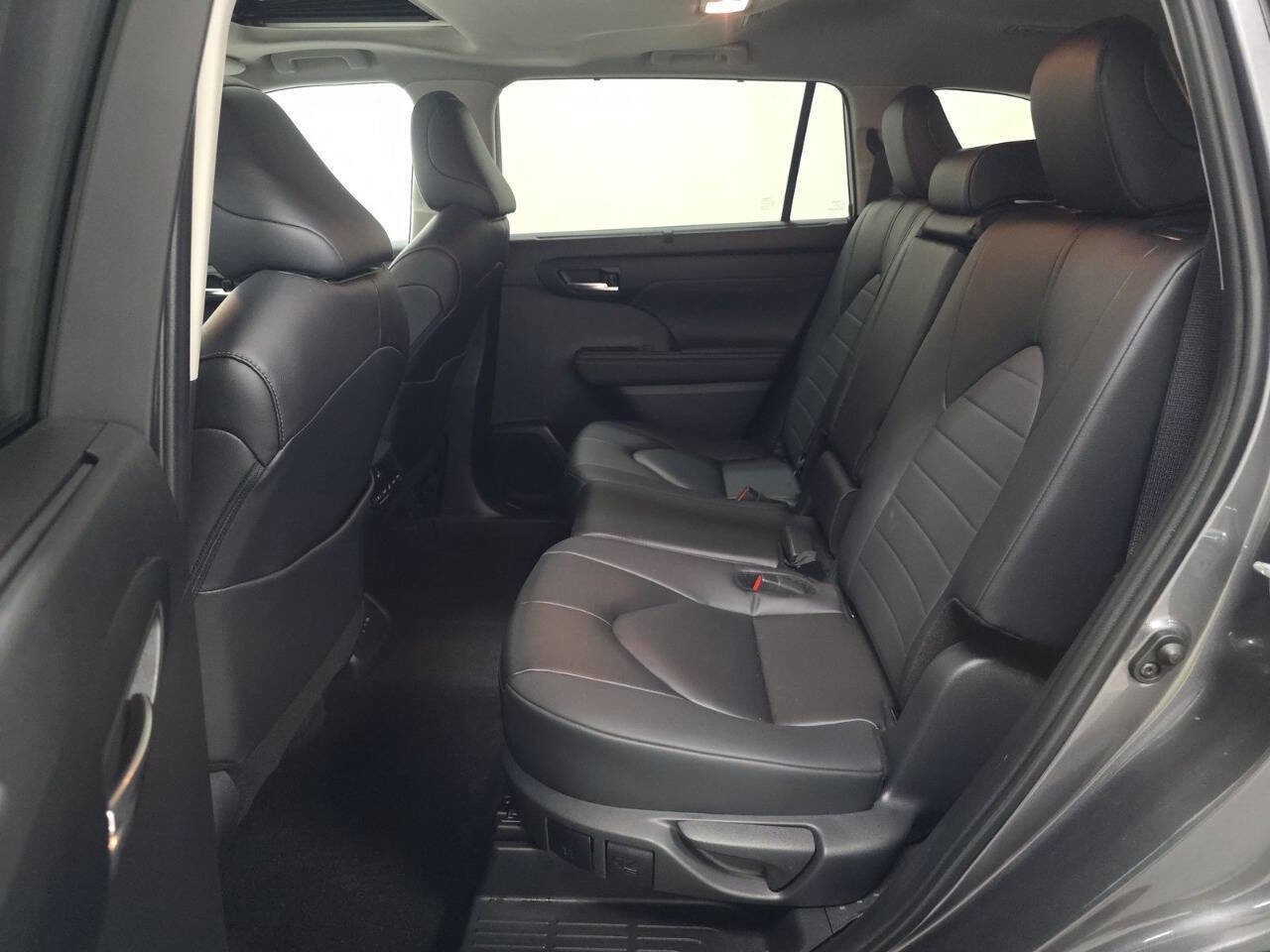 Used 2024 Toyota Highlander XLE image 9