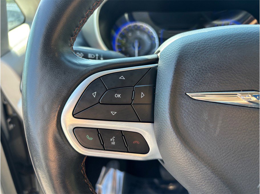 Used 2020 Chrysler Pacifica Touring-L FWD image 24