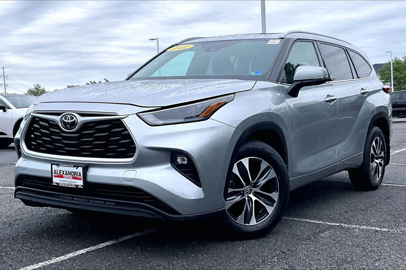 Used 2022 Toyota Highlander XLE AWD/4WD image 1