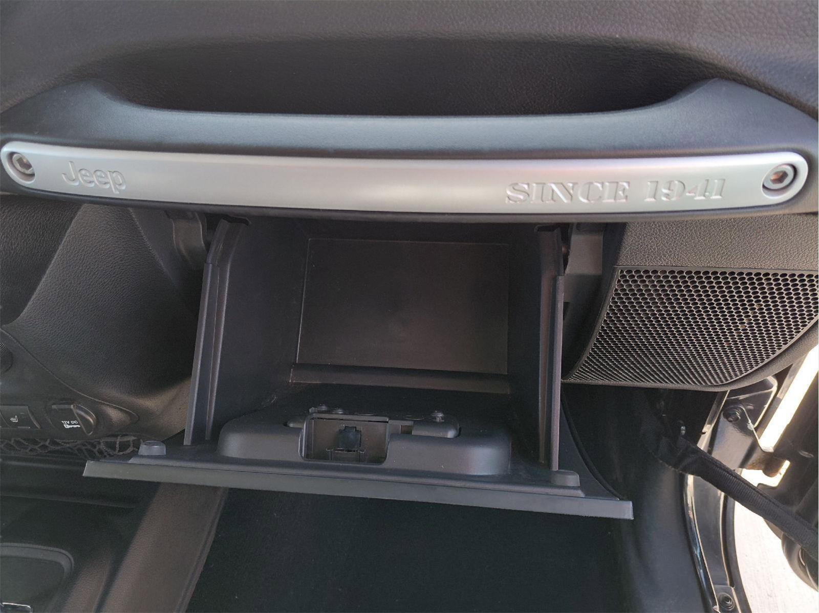 Used 2015 Jeep Wrangler Unlimited Rubicon w/ Connectivity Group image 12