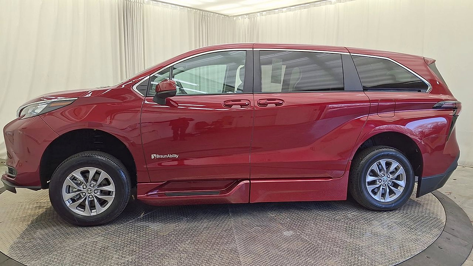 Used 2024 Toyota Sienna LE FWD image 8
