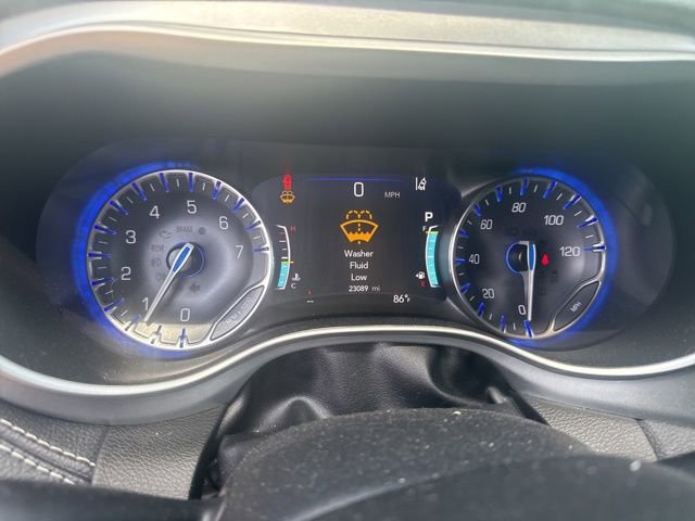 Used 2022 Chrysler Pacifica Touring-L FWD image 2