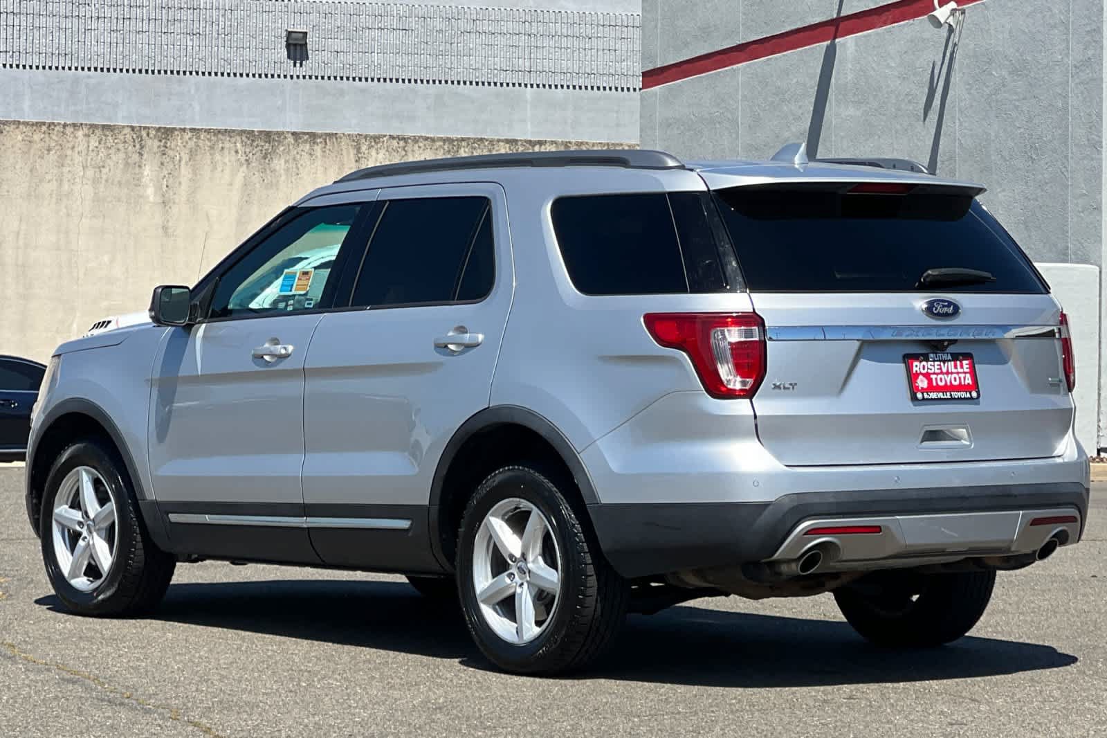 Used 2016 Ford Explorer XLT w/ Equipment Group 202A AWD/4WD image 7