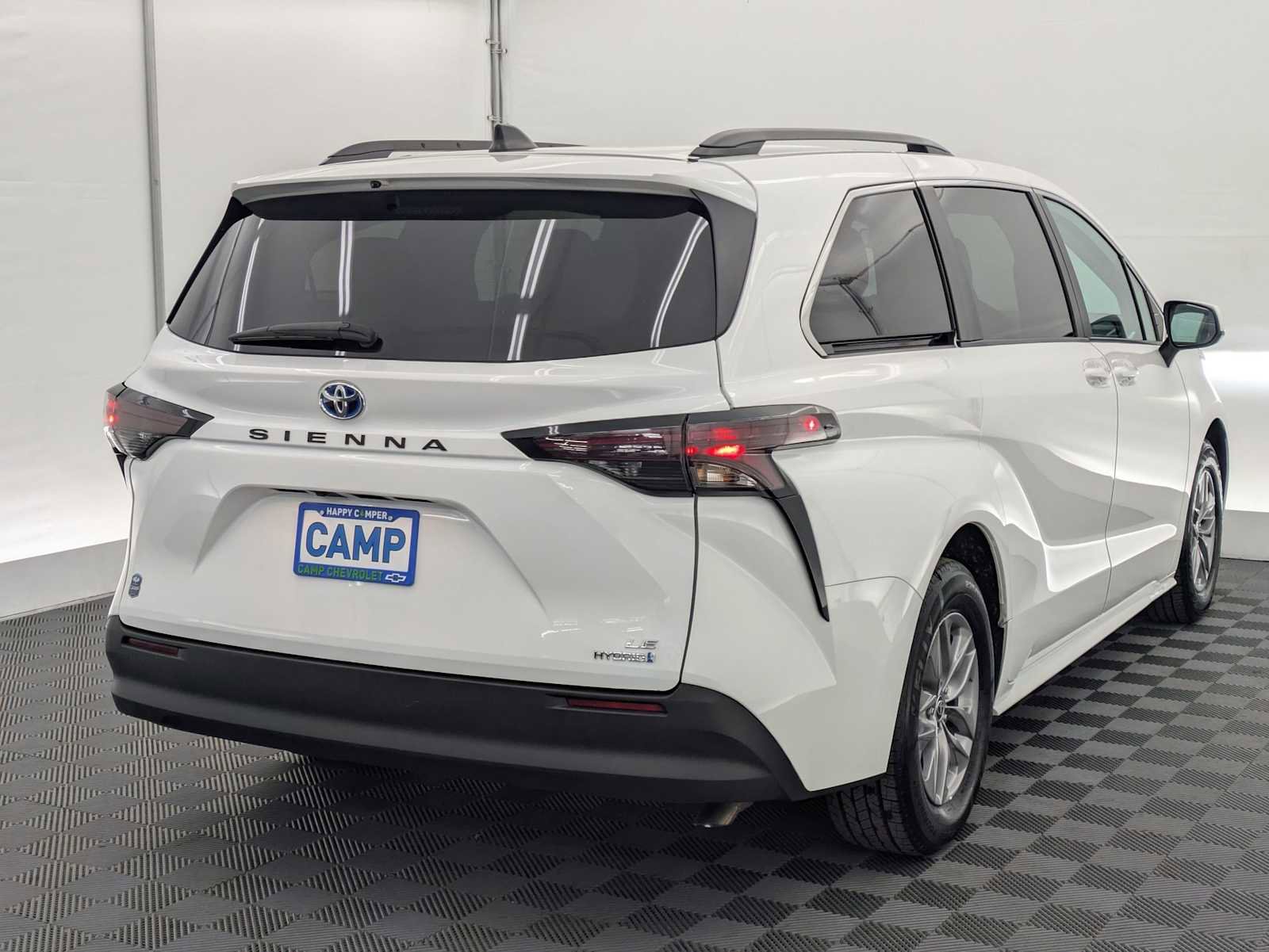Used 2024 Toyota Sienna LE w/ LE Plus Package FWD image 6