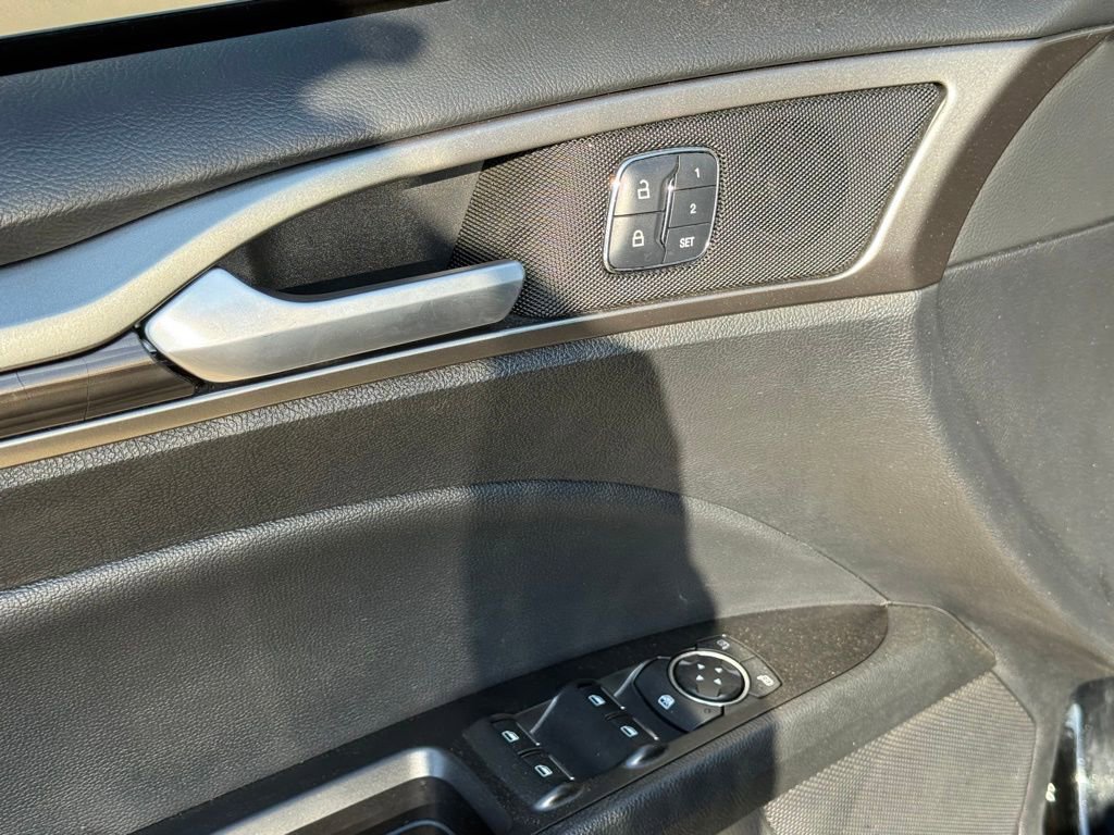 Used 2018 Ford Fusion SE w/ Fusion SE Technology Package FWD image 11