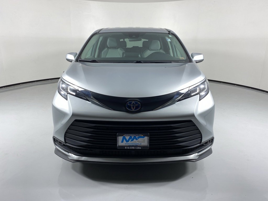 Used 2023 Toyota Sienna LE image 2