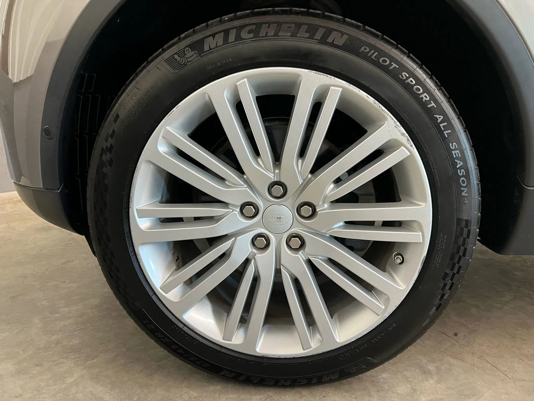 Used 2017 Land Rover Discovery First Edition image 49