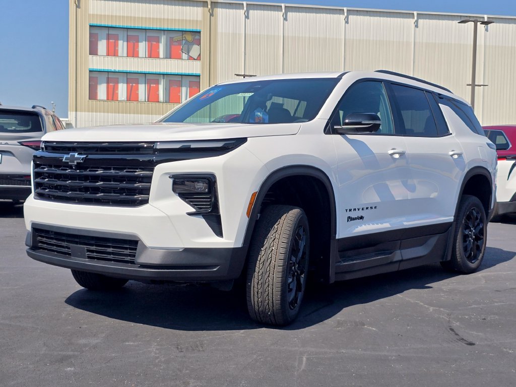 Used 2026 Chevrolet Traverse LT FWD image 4