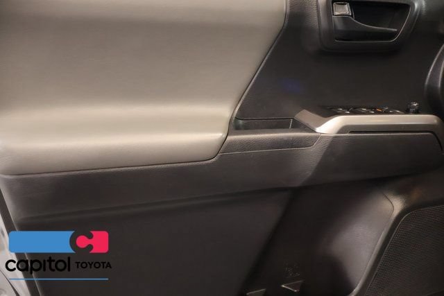 Certified 2022 Toyota Tacoma SR5 AWD/4WD image 10