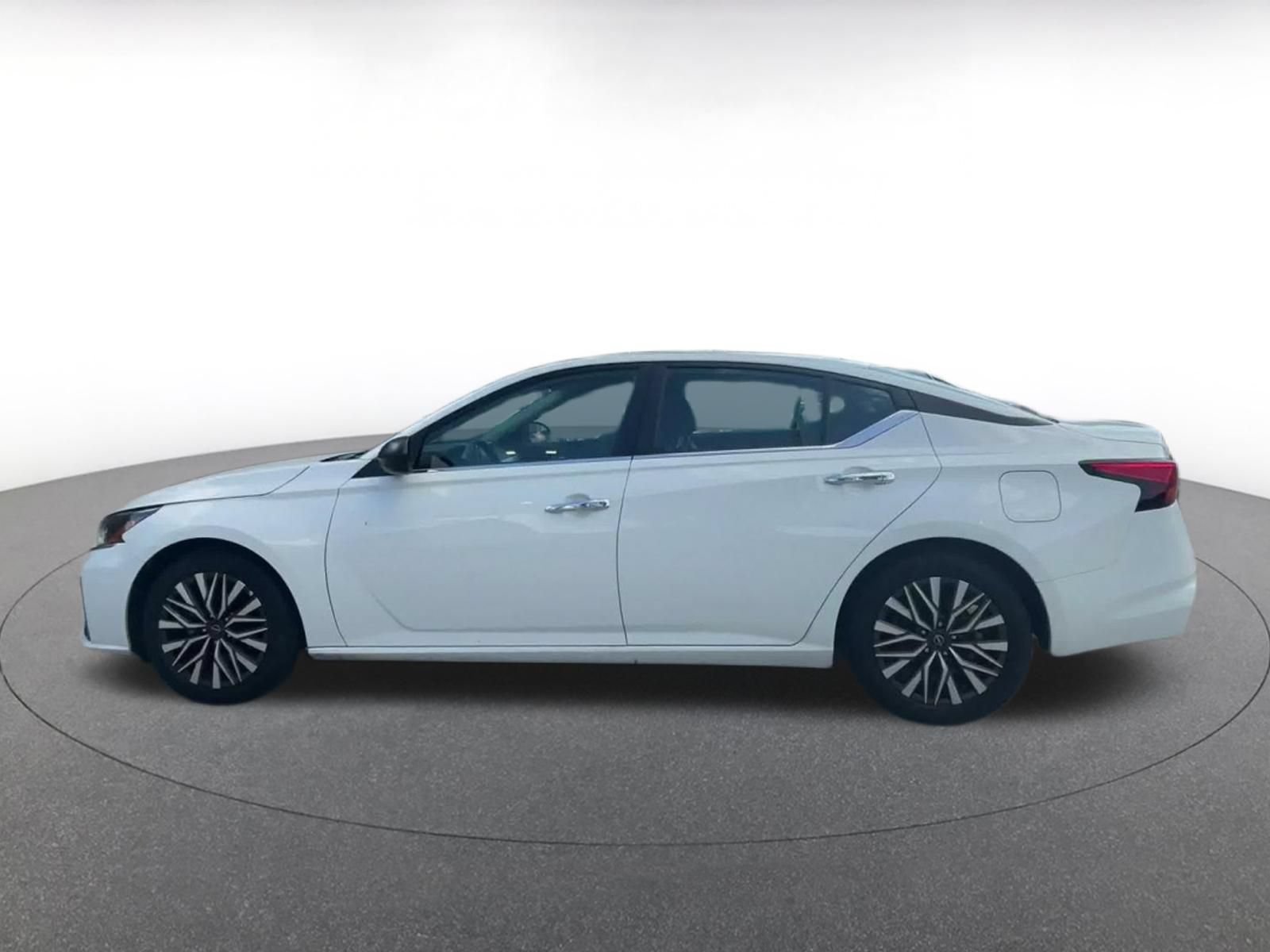 Used 2025 Nissan Altima 2.5 SV FWD image 9