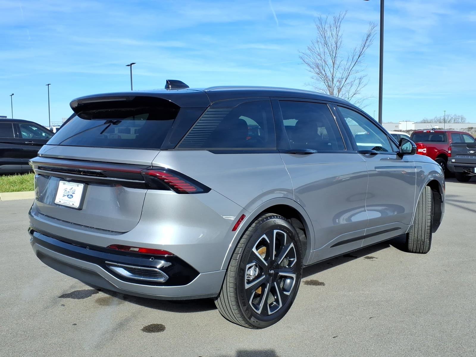 Used 2025 Lincoln Nautilus Reserve image 3