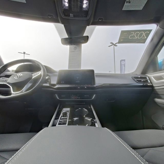 Used 2025 Volkswagen Atlas Cross Sport SE w/ Panoramic Sunroof Package image 29