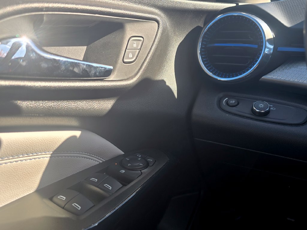 Used 2025 Chevrolet Trax LT w/ LT Convenience Package FWD image 17