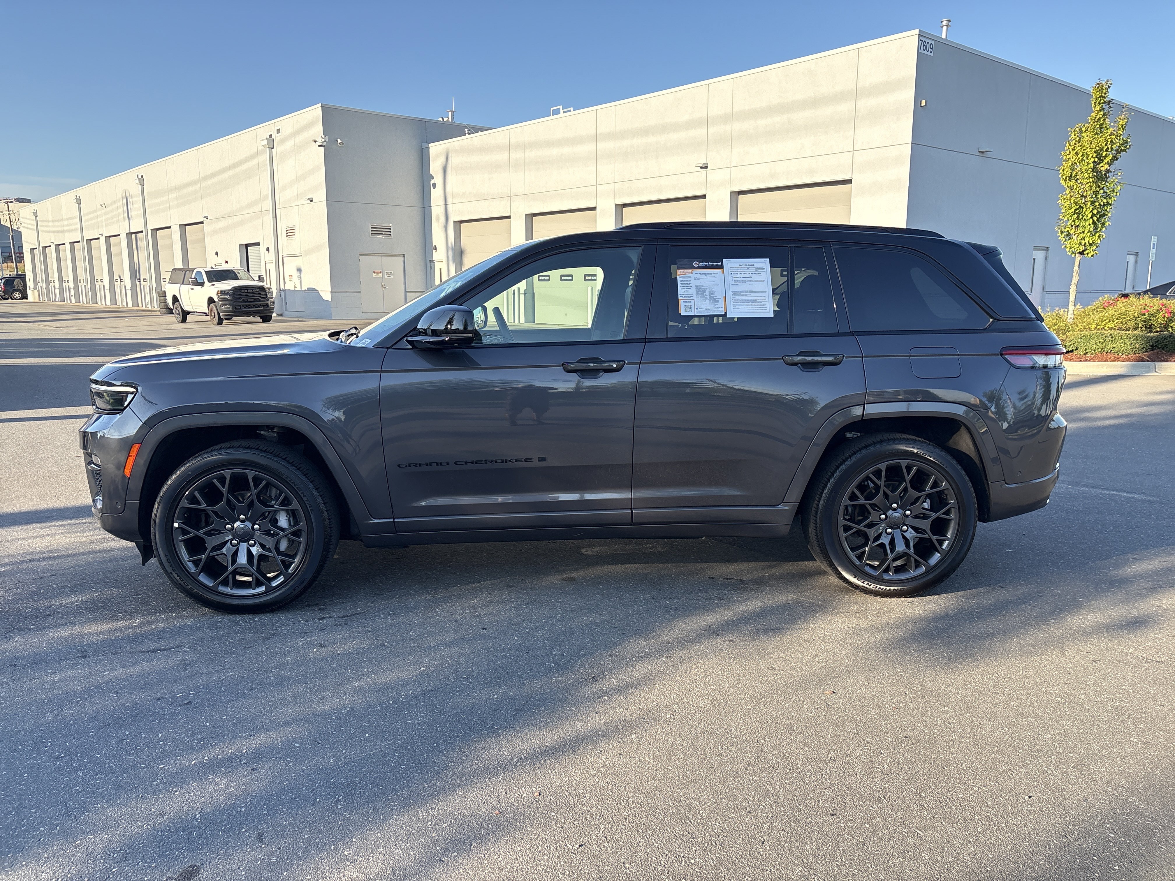 Used 2025 Jeep Grand Cherokee Summit w/ Obsidian Package AWD/4WD image 6