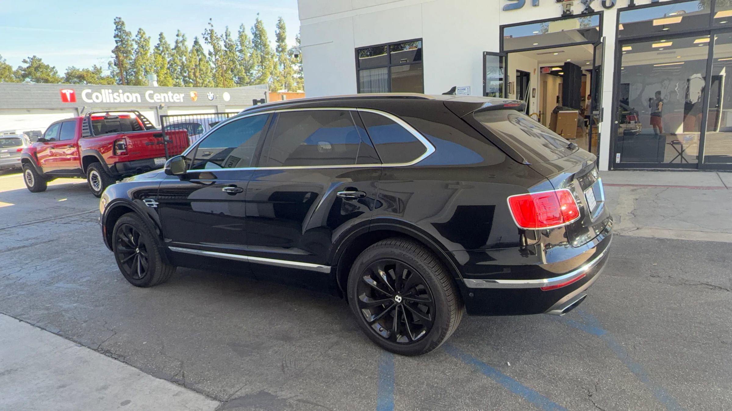 Used 2017 Bentley Bentayga image 4
