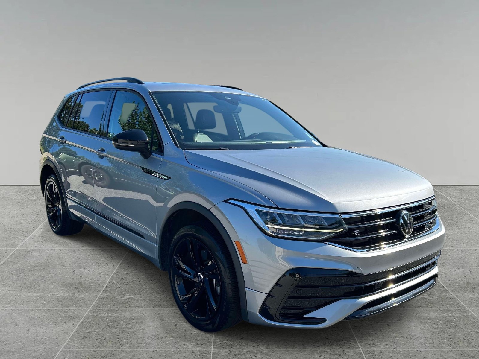 Used 2023 Volkswagen Tiguan SE R-Line FWD image 7