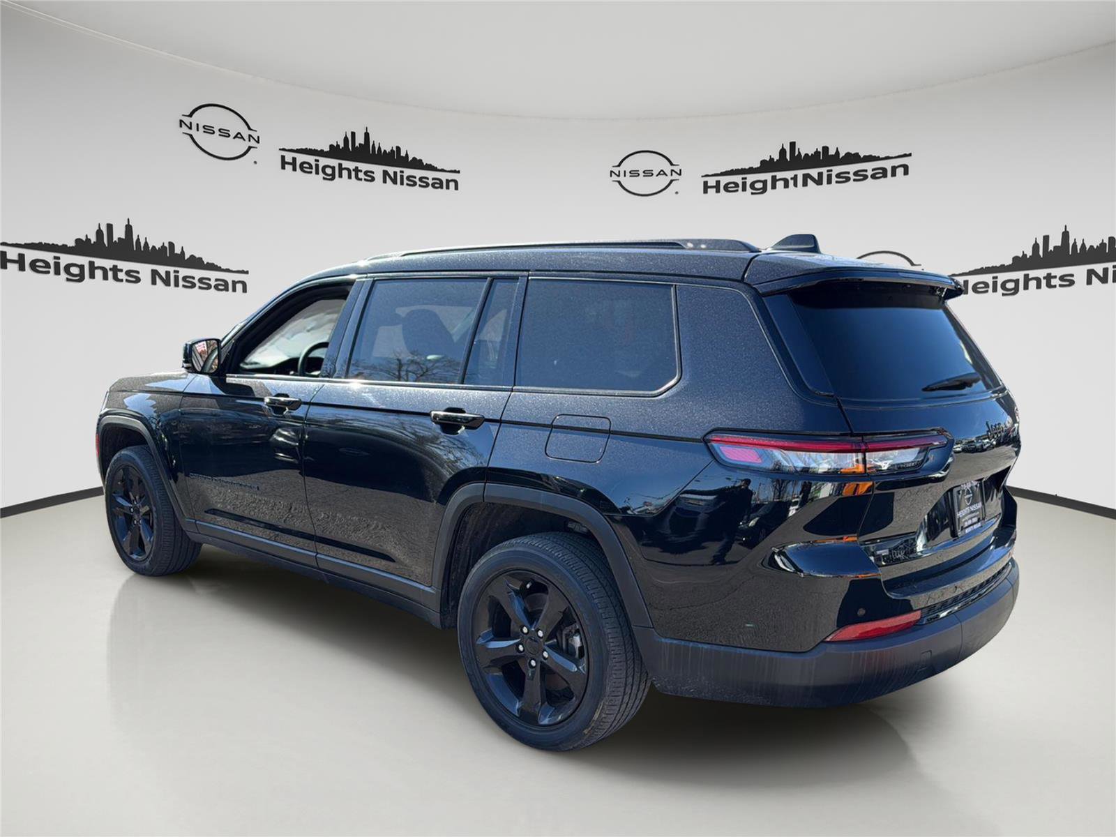 Used 2023 Jeep Grand Cherokee L Laredo image 2