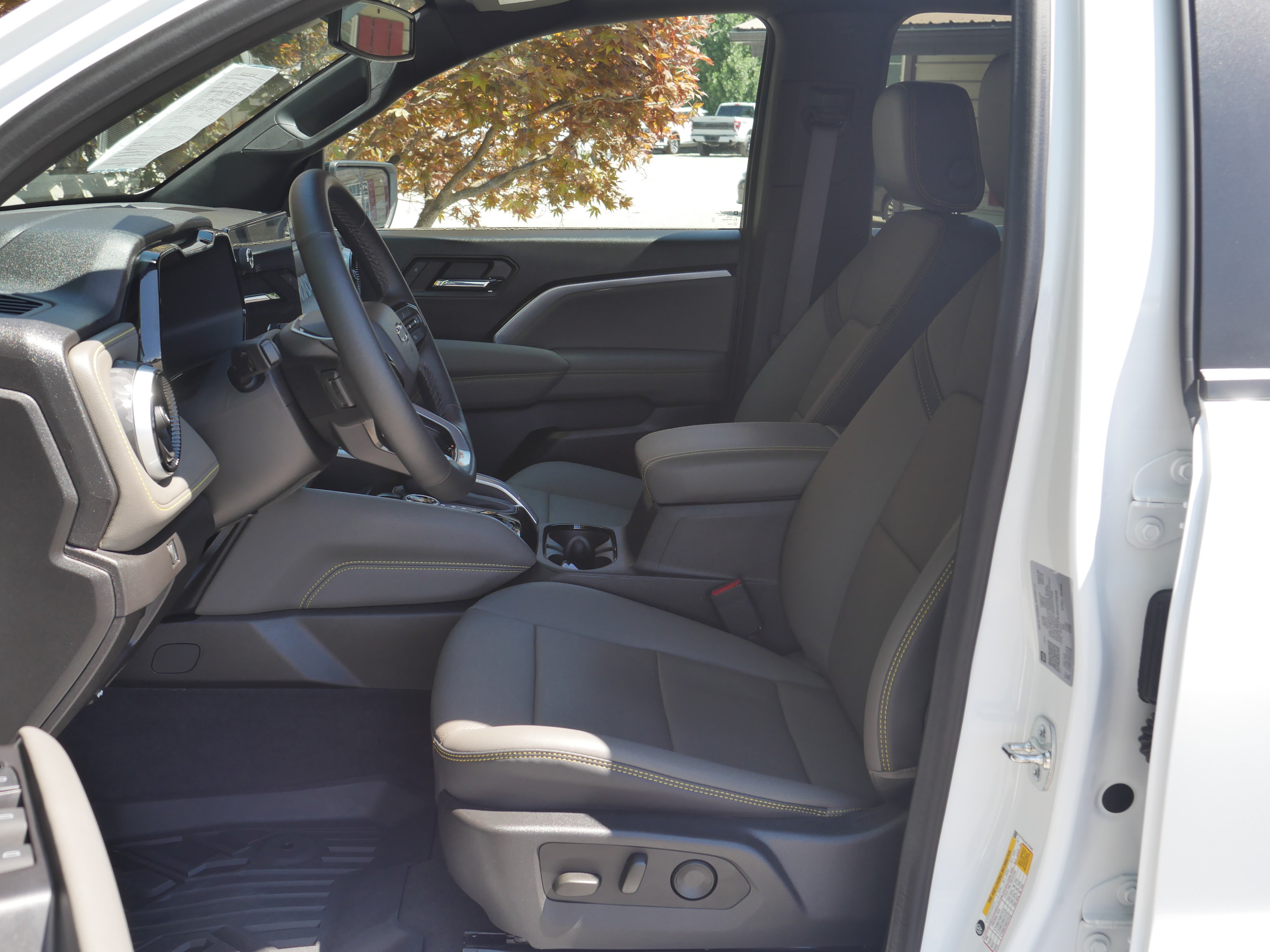 Used 2024 Chevrolet Colorado ZR2 w/ ZR2 Convenience Package III AWD/4WD image 3