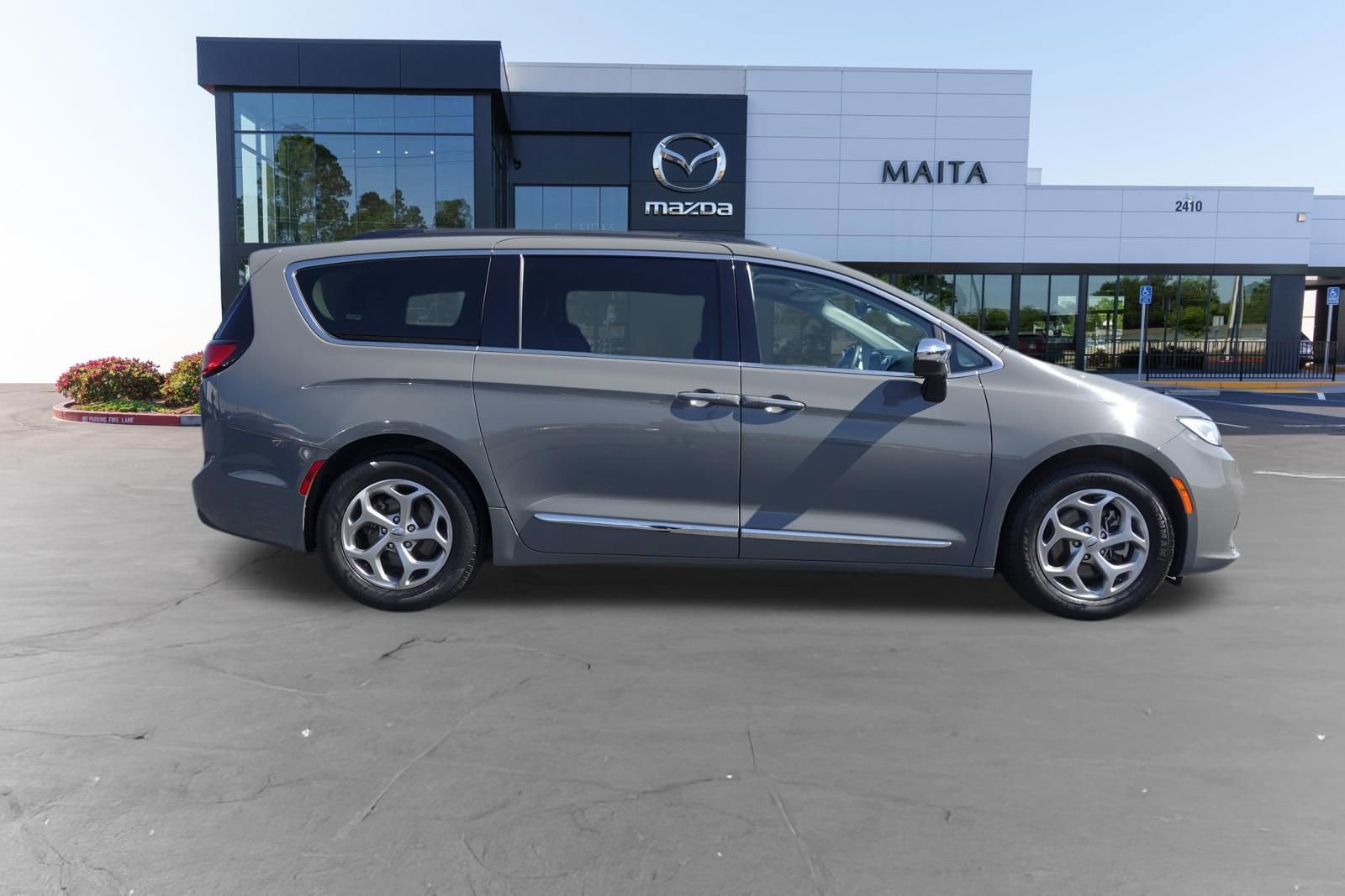 Used 2023 Chrysler Pacifica Limited FWD image 2
