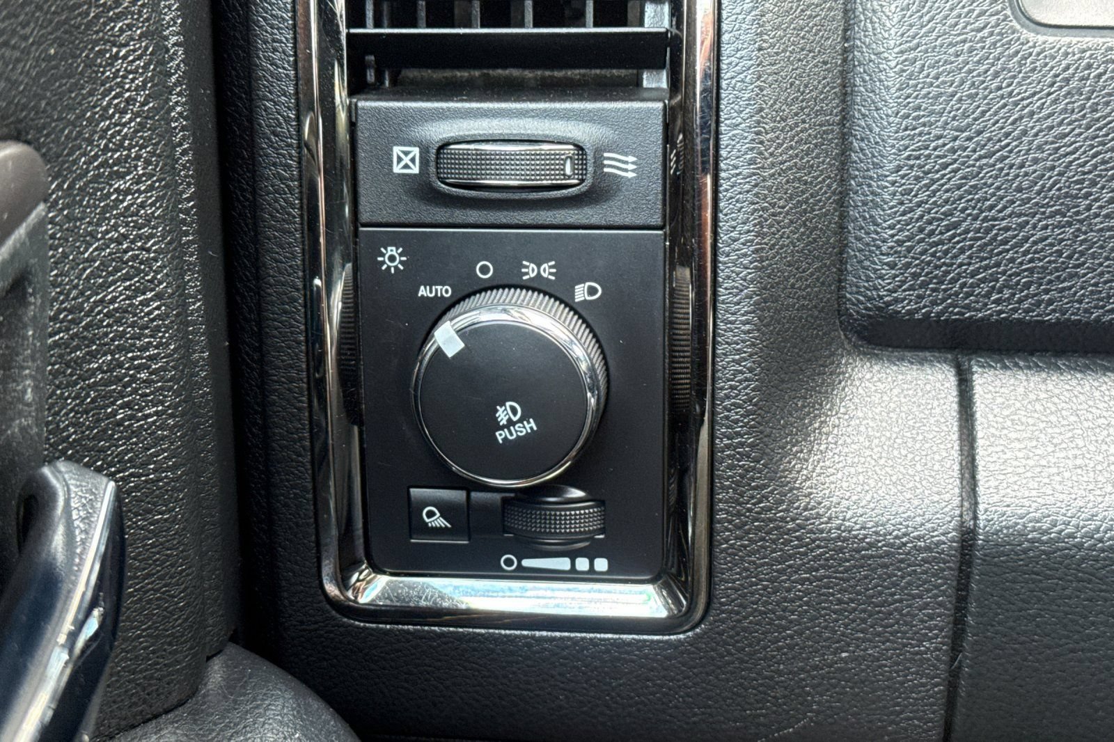 Used 2016 RAM 1500 Sport w/ Stinger Yellow Sport Package AWD/4WD image 39