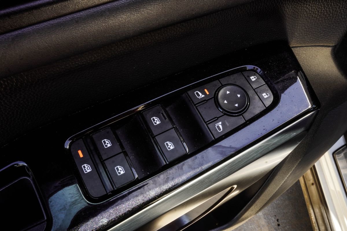 Used 2023 Nissan Pathfinder SL w/ Lighting Package (N92) AWD/4WD image 39