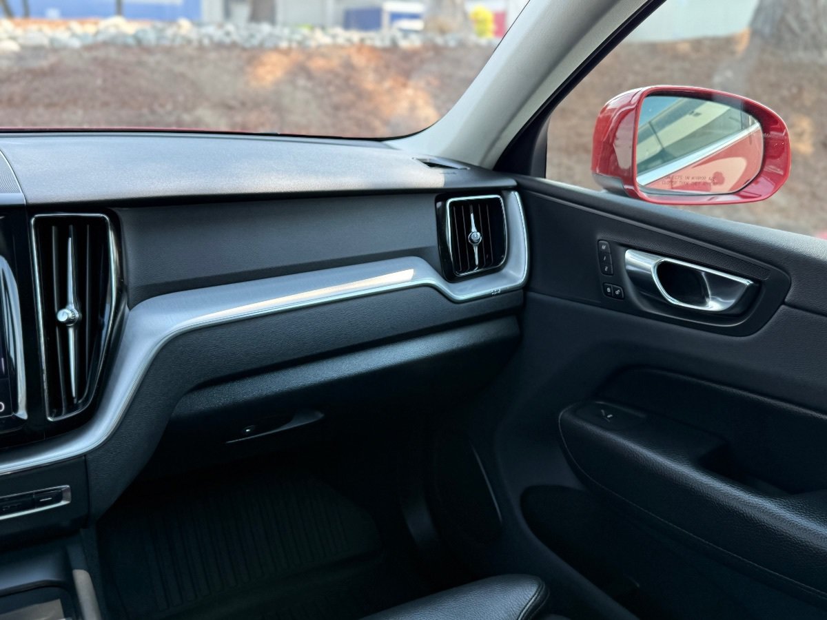 Used 2019 Volvo XC60 T5 Momentum w/ Premium Package AWD/4WD image 24