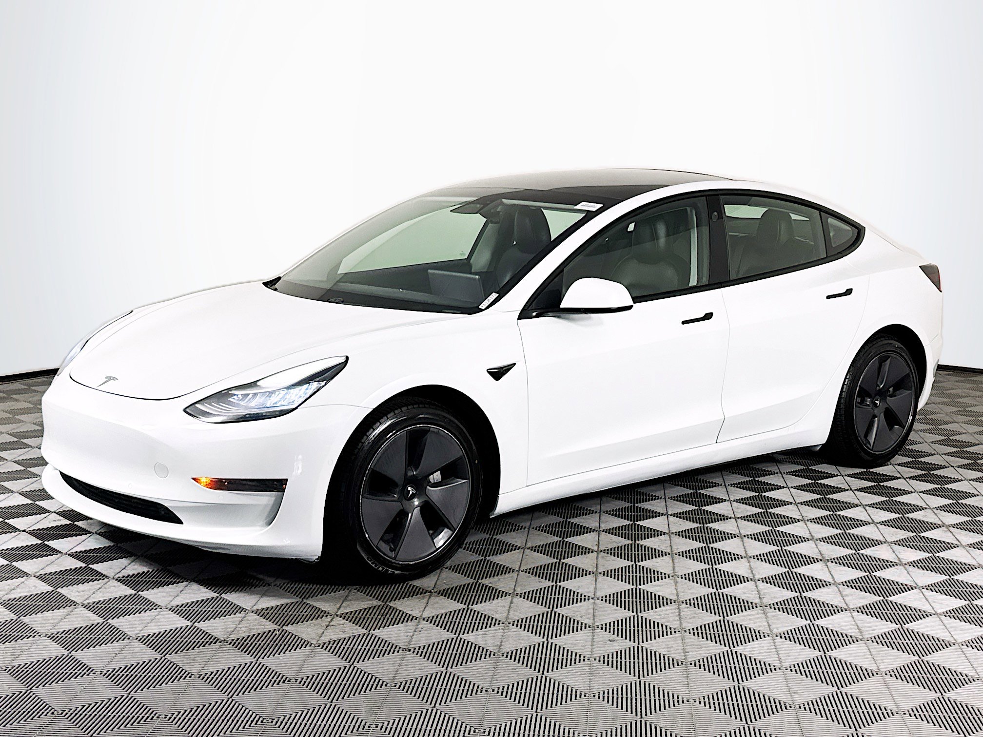 Used 2021 Tesla Model 3 Standard Range image 4
