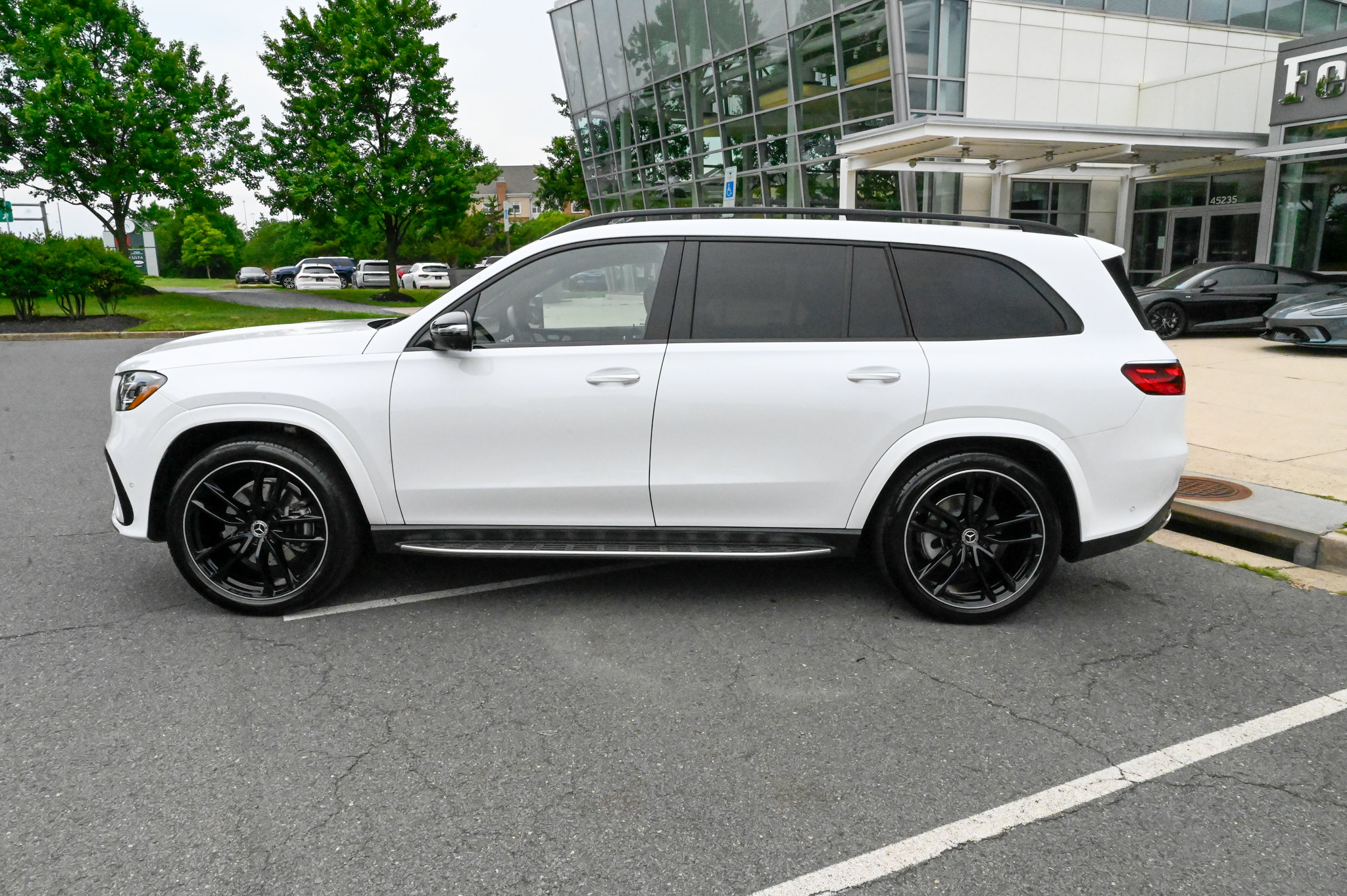 Used 2025 Mercedes-Benz GLS 580 4MATIC image 8