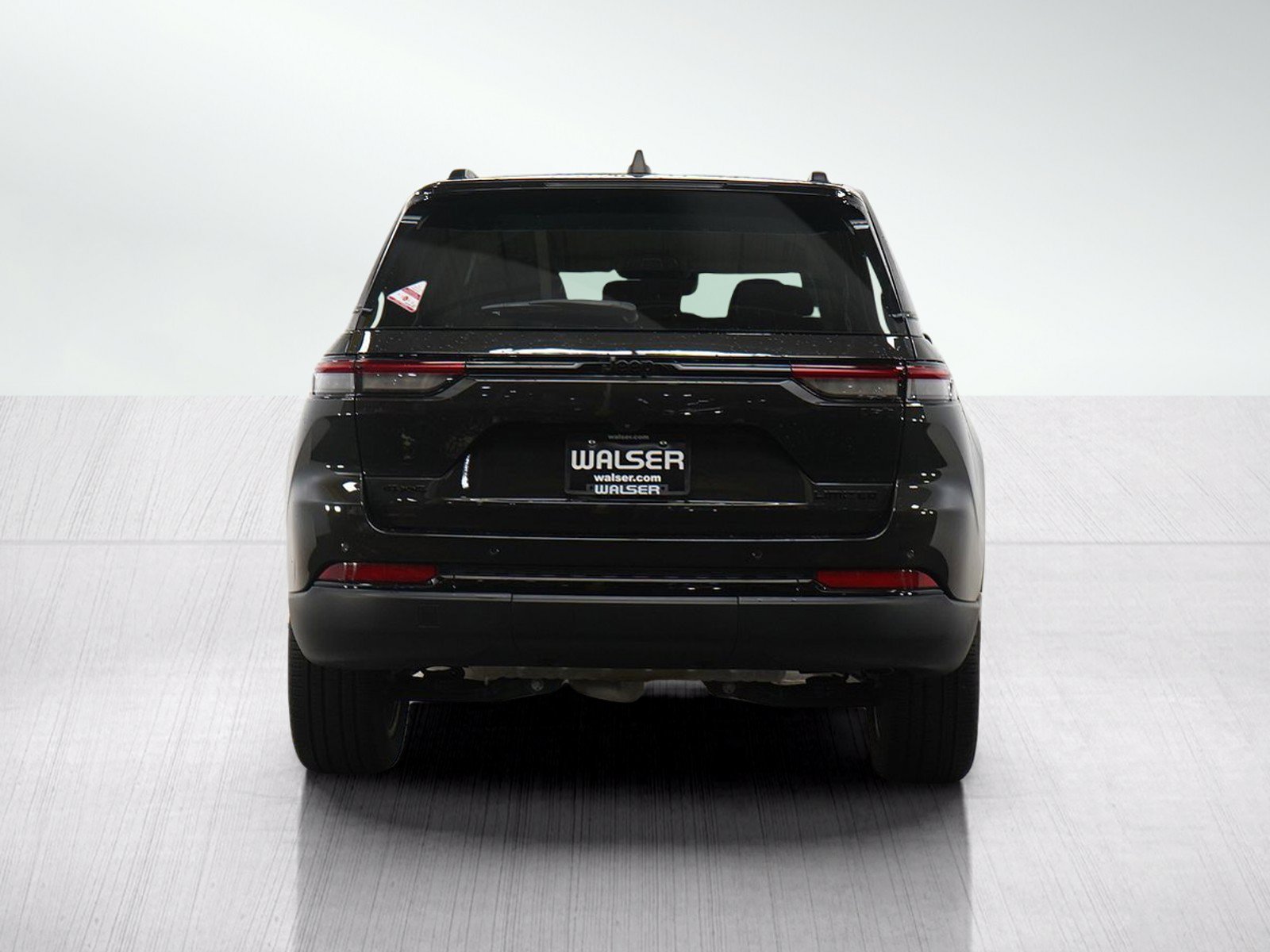 Used 2024 Jeep Grand Cherokee Limited w/ Black Appearance Package AWD/4WD image 4