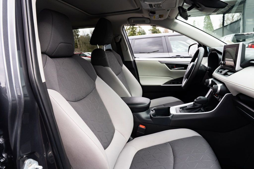 Used 2025 Toyota RAV4 XLE w/ Convenience Package image 24