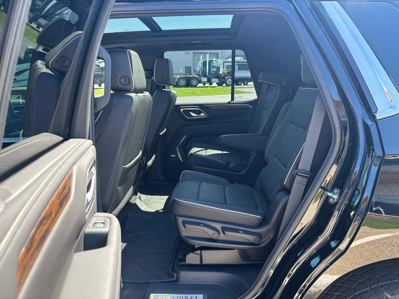 Used 2024 Chevrolet Tahoe Premier w/ Premium Package AWD/4WD image 10