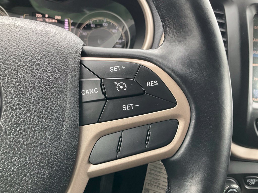 Used 2017 Jeep Cherokee Latitude w/ Cold Weather Group AWD/4WD image 25