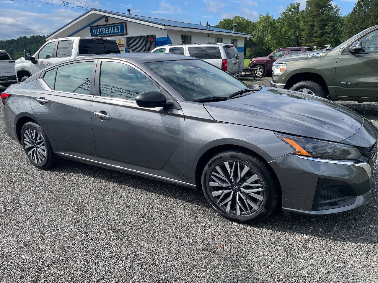 Used 2025 Nissan Altima 2.5 SV FWD image 12