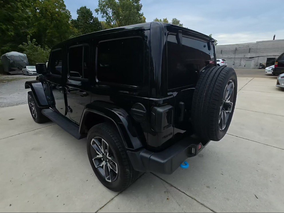 Used 2024 Jeep Wrangler Unlimited w/ Convenience Group AWD/4WD image 4