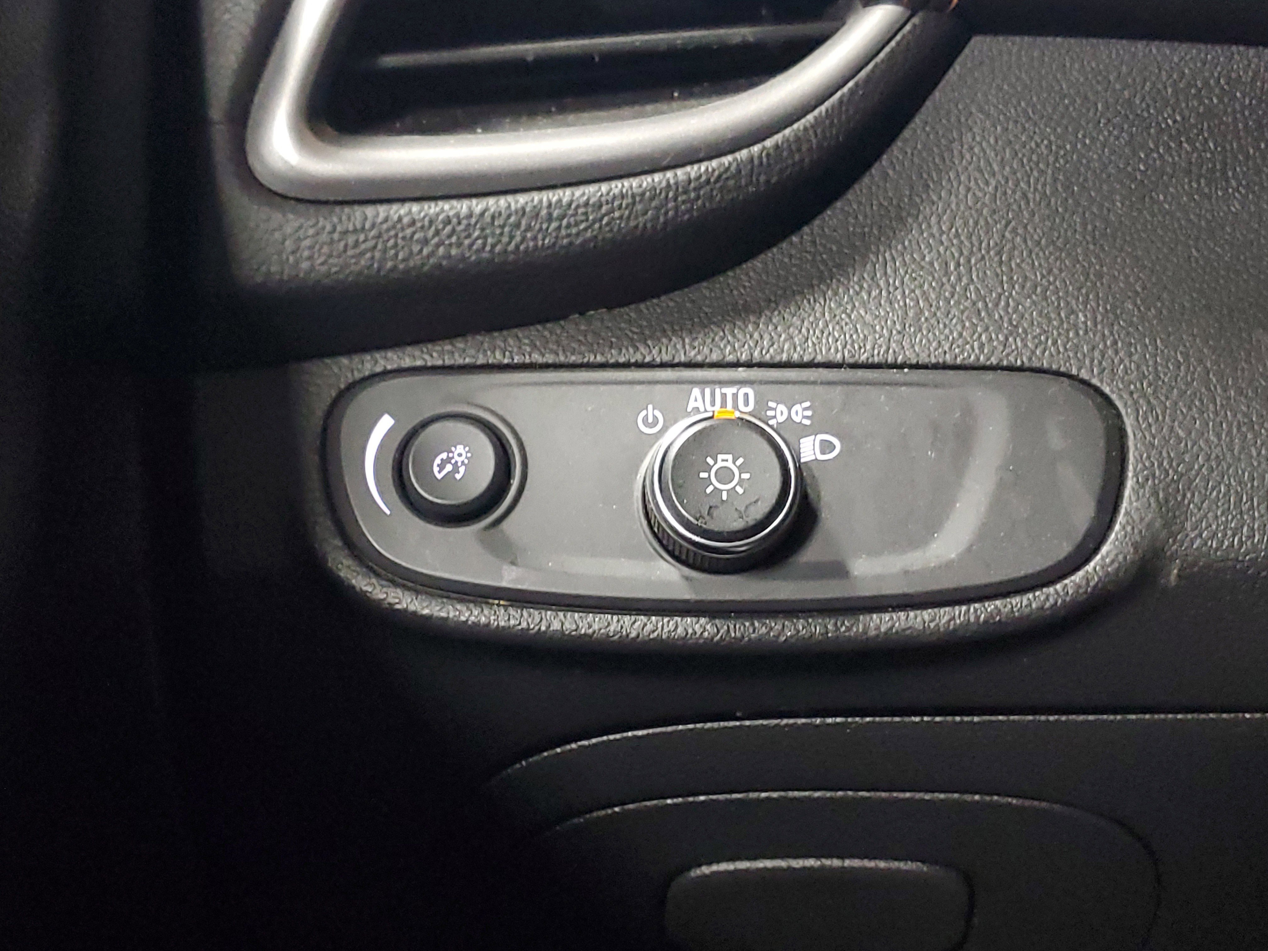 Used 2021 Chevrolet Trax LS image 31