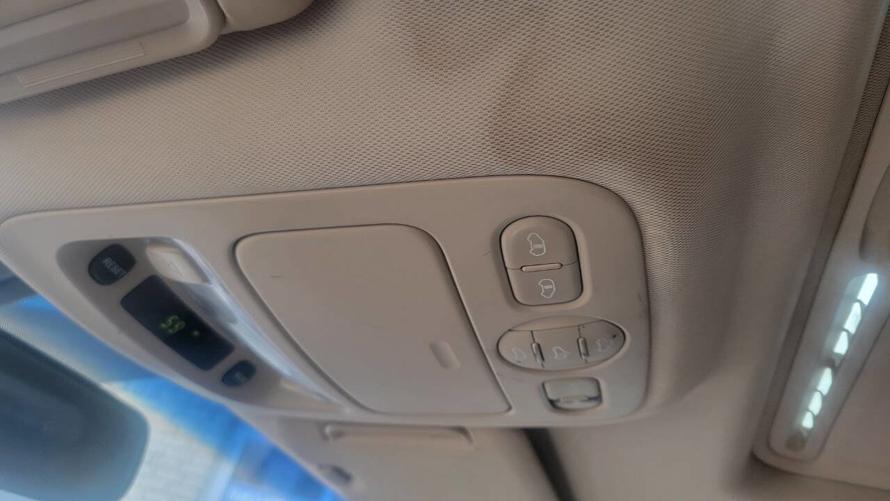 Used 2012 Kia Sedona EX w/ Luxury Pkg image 16