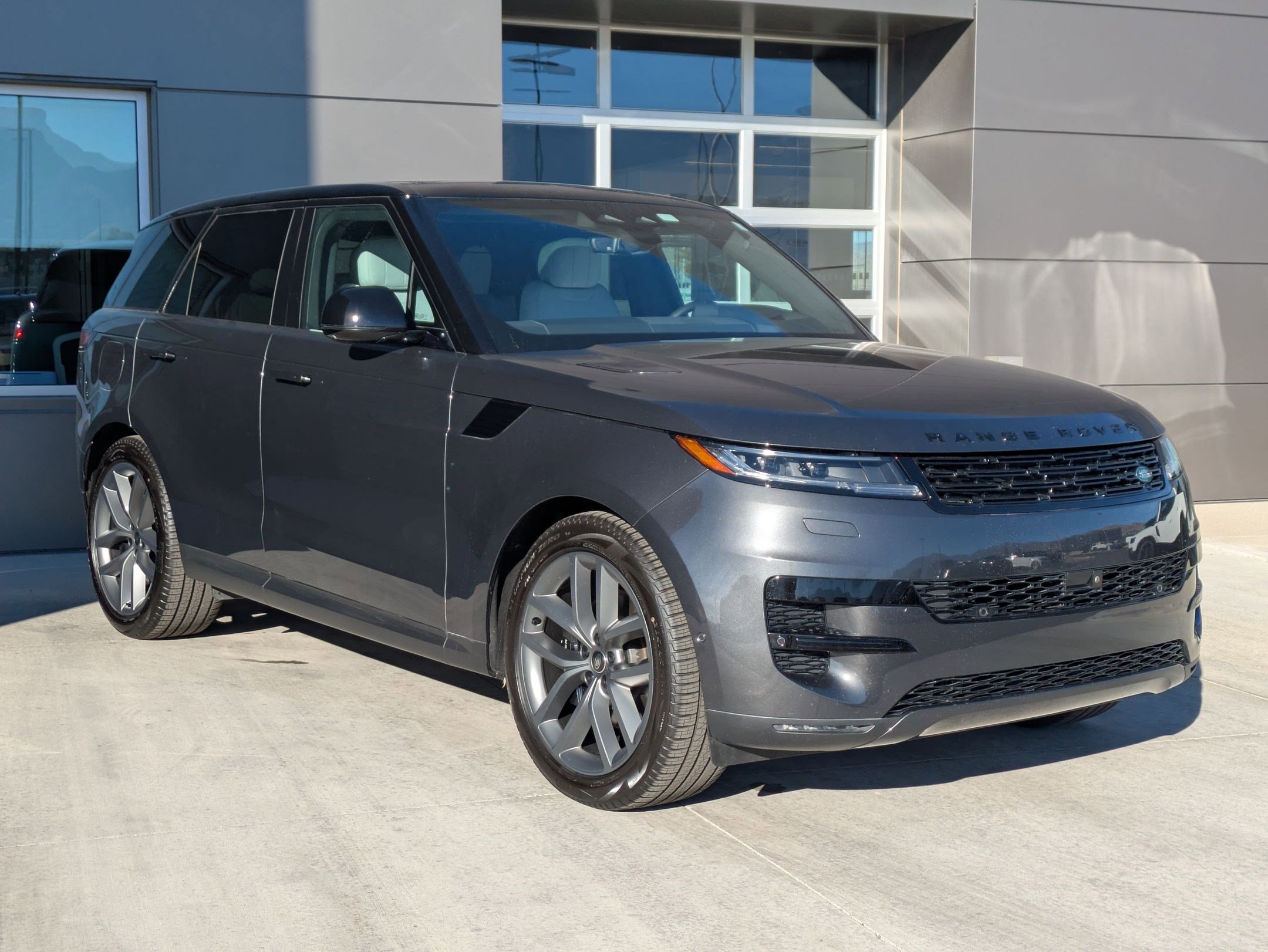 Used 2025 Land Rover Range Rover Sport SE image 3