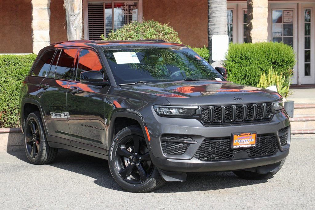 Used 2023 Jeep Grand Cherokee Altitude image 2