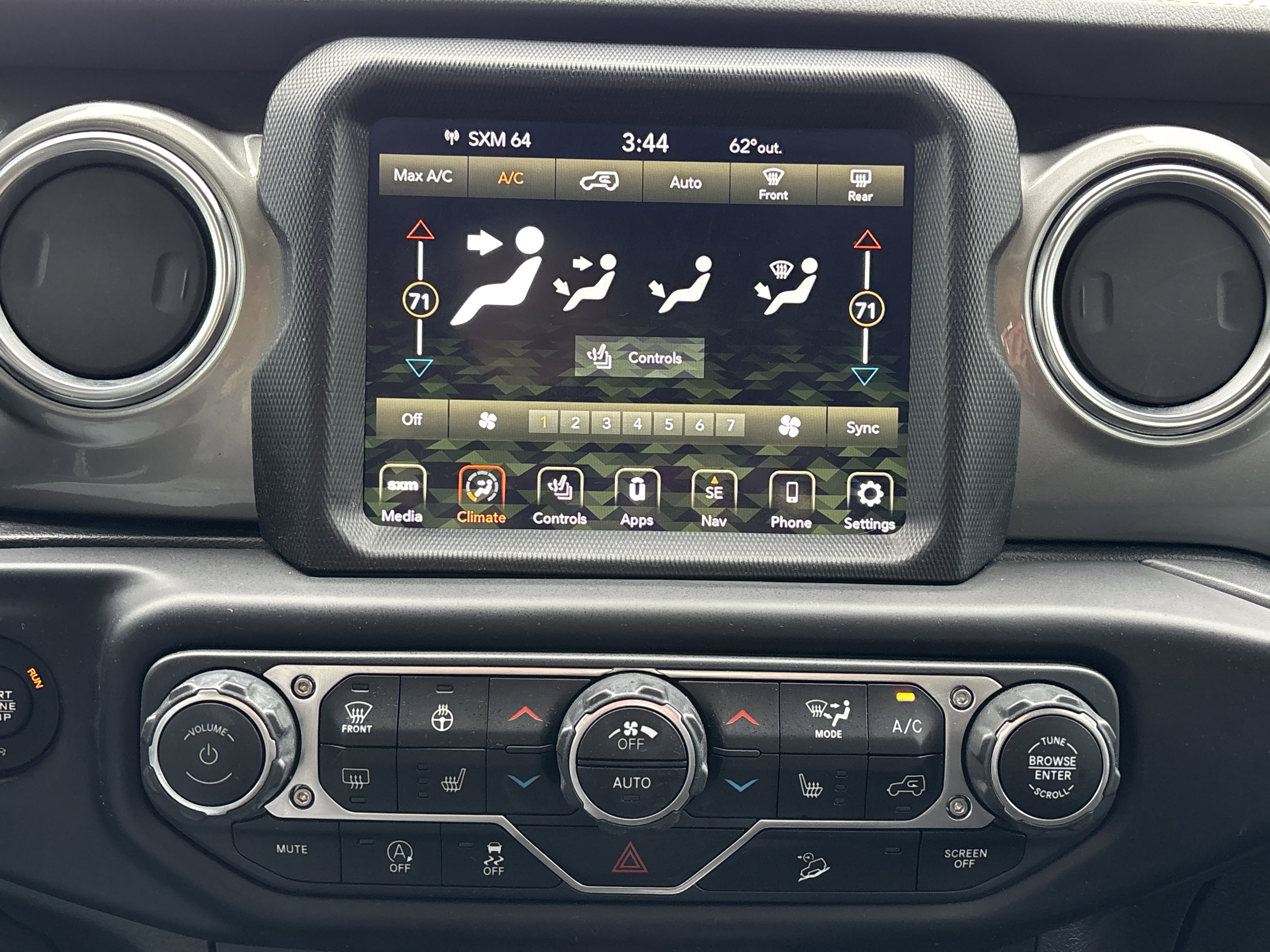 Used 2020 Jeep Wrangler Unlimited Sahara w/ Dual Top Group AWD/4WD image 18