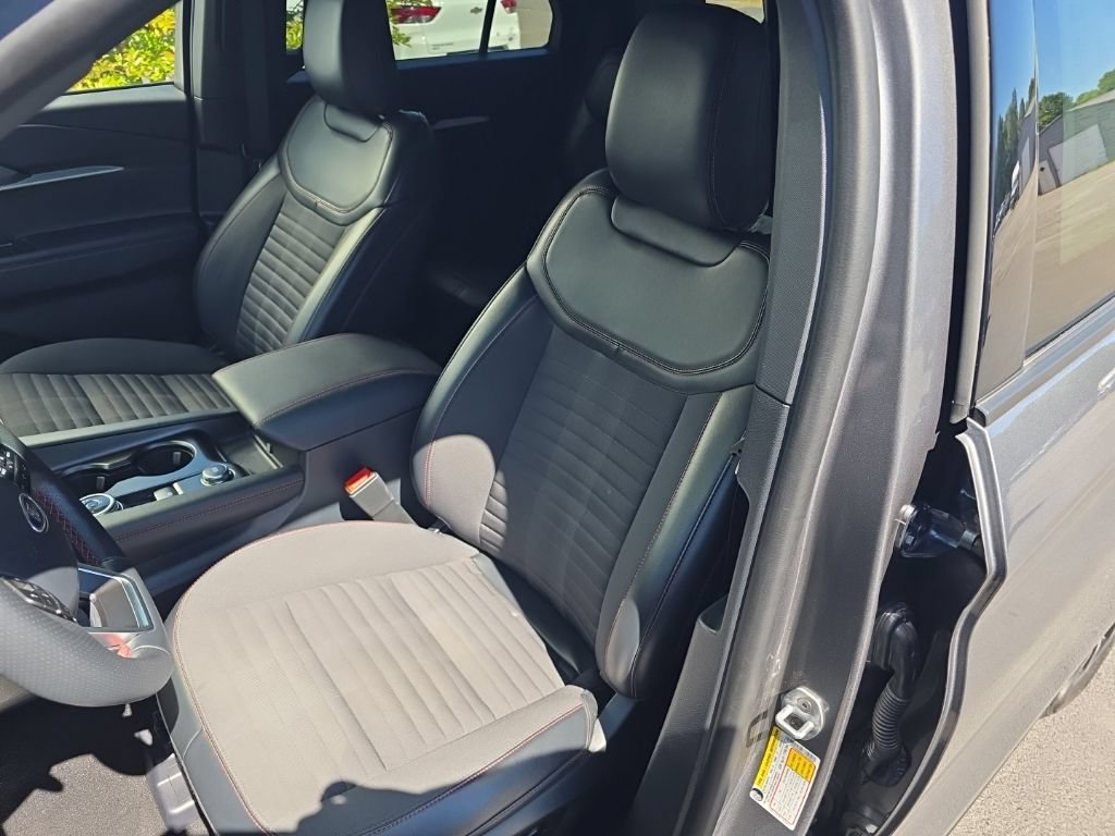 Used 2025 Ford Explorer ST-Line AWD/4WD image 11