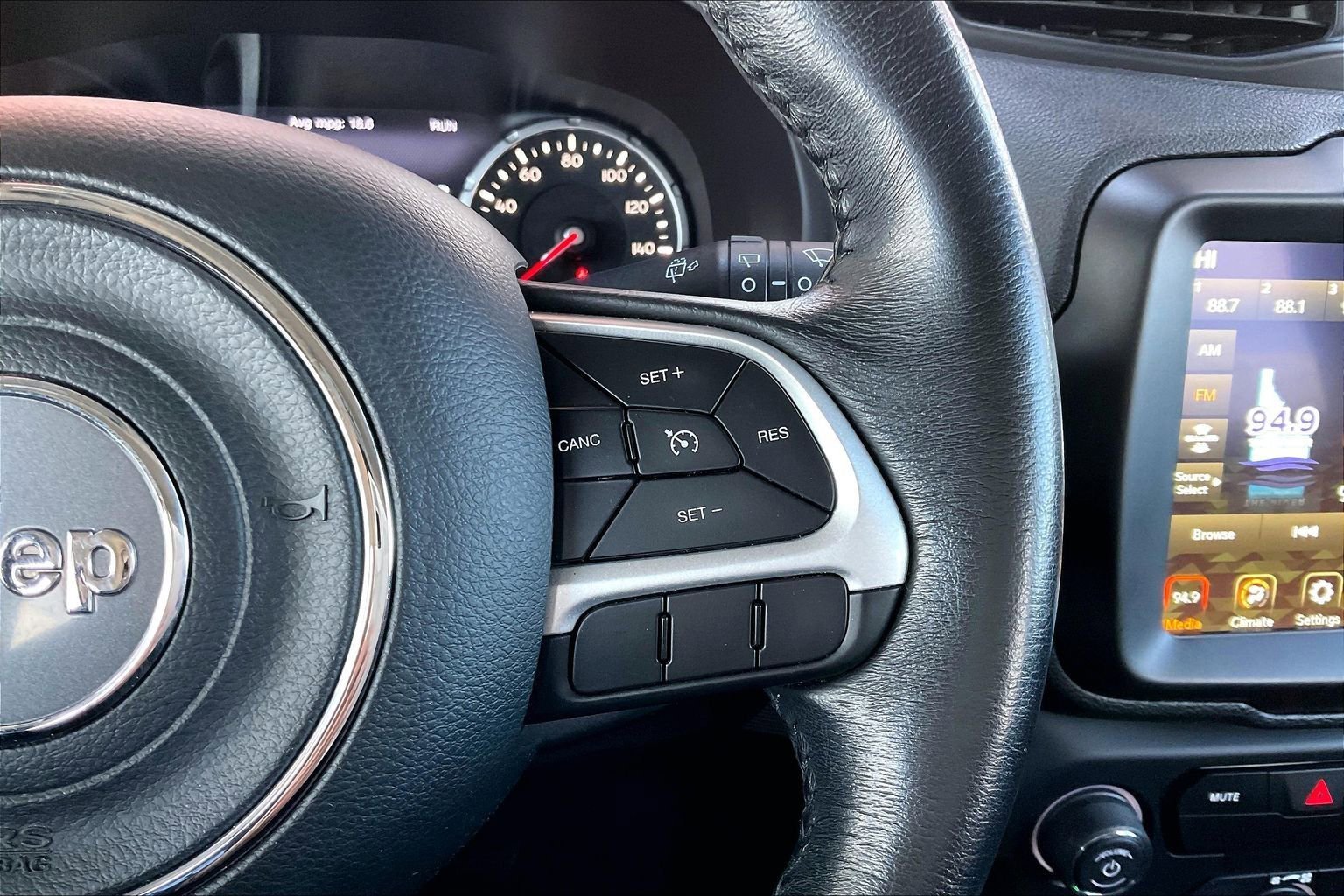 Used 2018 Jeep Renegade Latitude w/ UConnect 8.4 Nav Group image 11