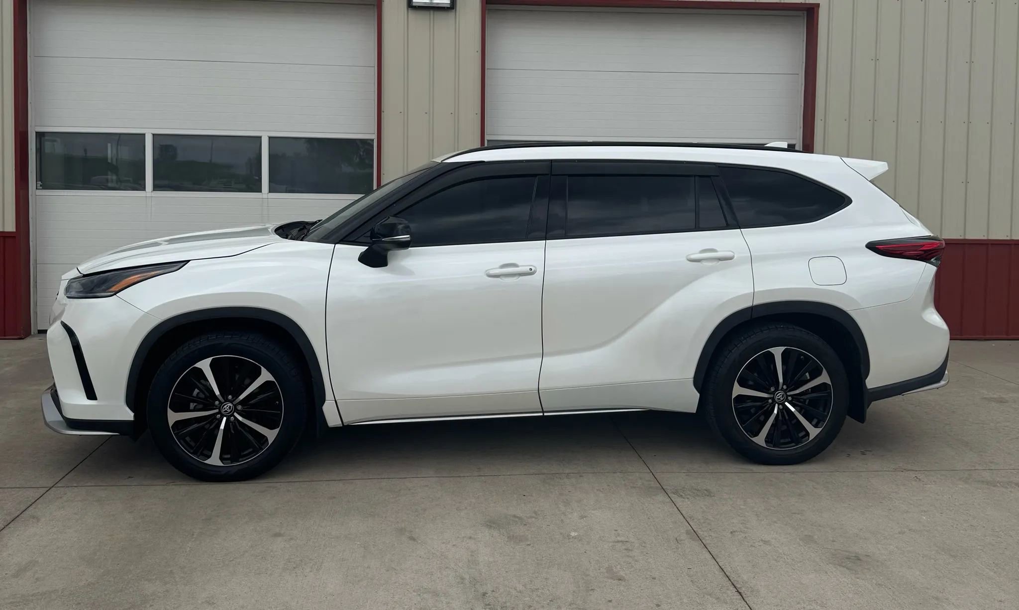 Used 2021 Toyota Highlander XSE AWD/4WD image 23