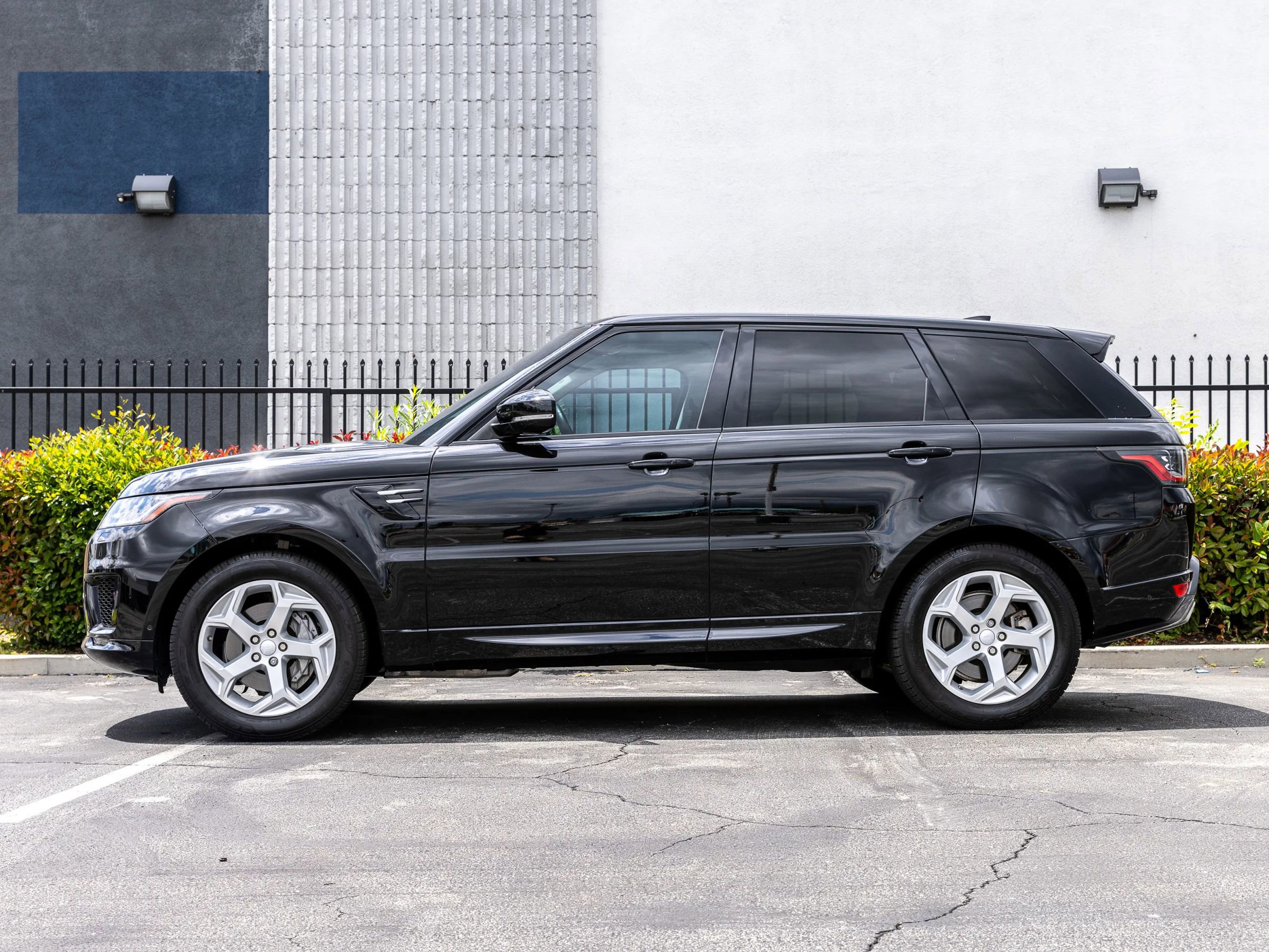 Used 2018 Land Rover Range Rover Sport HSE AWD/4WD image 3