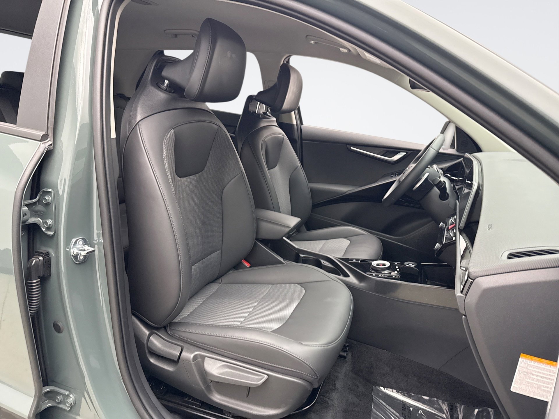 Used 2024 Kia Niro EX w/ EX Cold Weather Package image 17