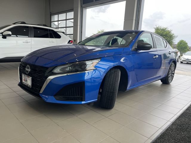 Used 2025 Nissan Altima 2.5 SV FWD image 12