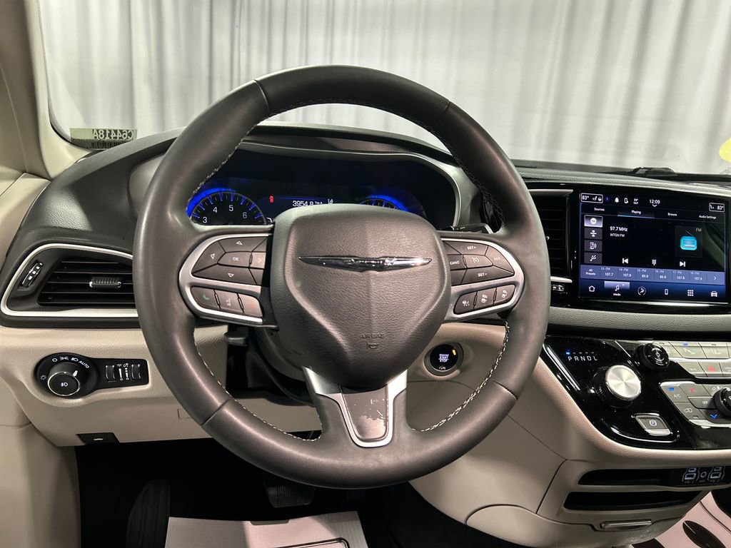Used 2024 Chrysler Pacifica Touring-L FWD image 15