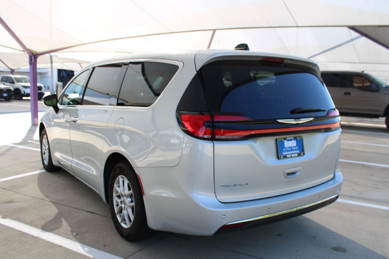 Used 2024 Chrysler Pacifica Touring-L FWD image 3