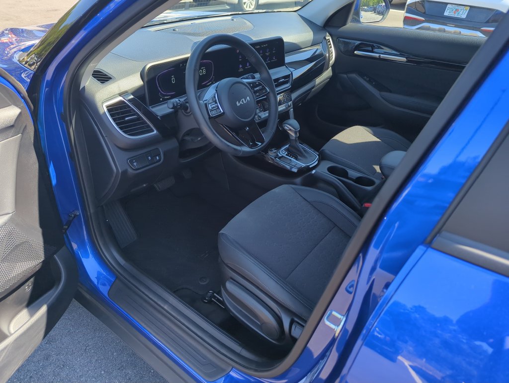 Used 2025 Kia Seltos S FWD image 11