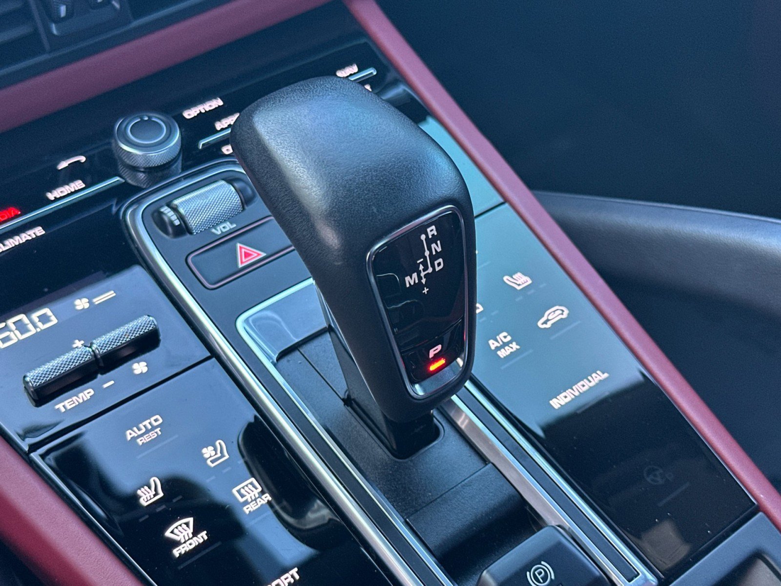 Certified 2022 Porsche Cayenne Platinum Edition image 22